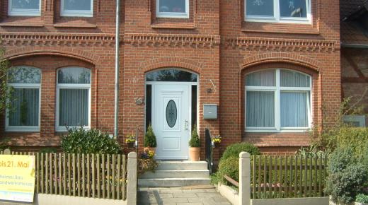 Haustür und Fenster weiß