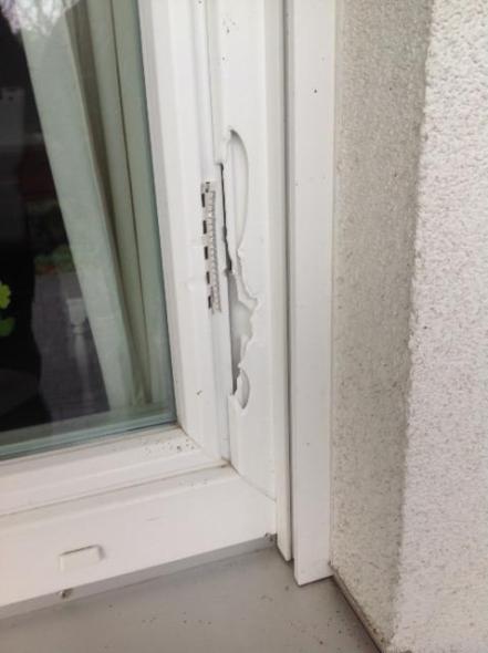 Absplitterung bei Kunststofffenster in weiß nach Einbruchversuch