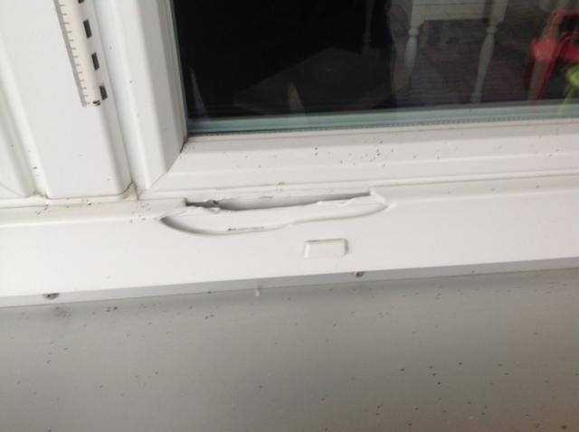 Absplitterung bei Kunststofffenster in weiß