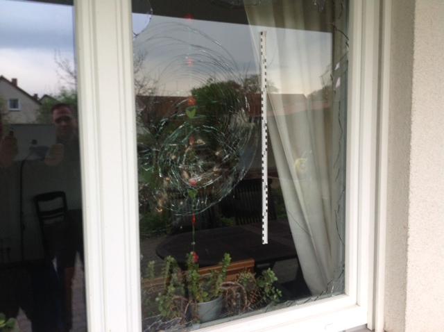 Einbruchversuch mit Schlag auf die Scheibe