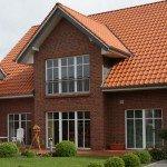 Einfamilienhaus mit Sprossenfenstern und Terrassentür in weiß